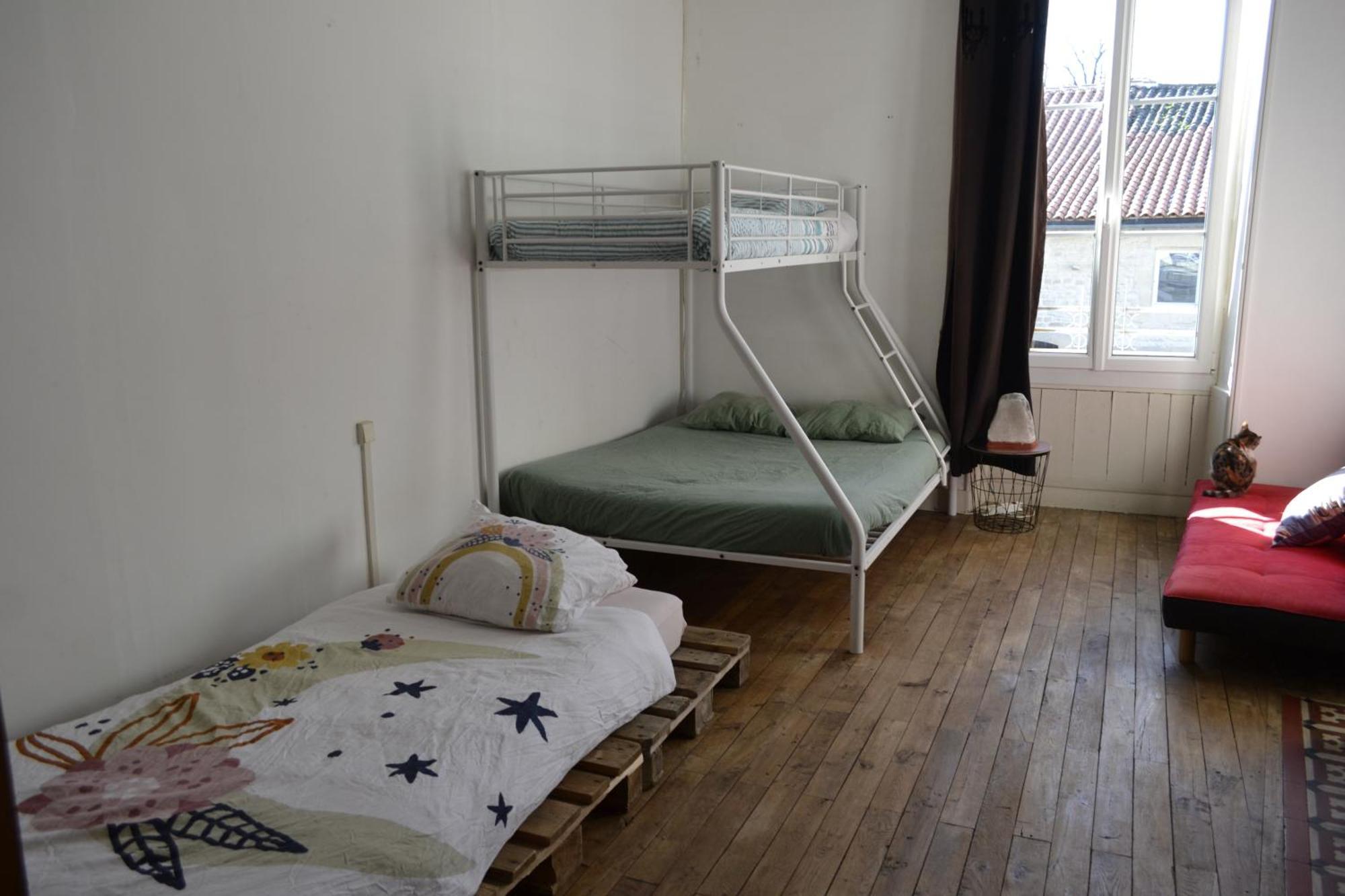 Grande Chambre Familiale Pour 2 A 5 Personnes Appartement Chef-Boutonne Buitenkant foto